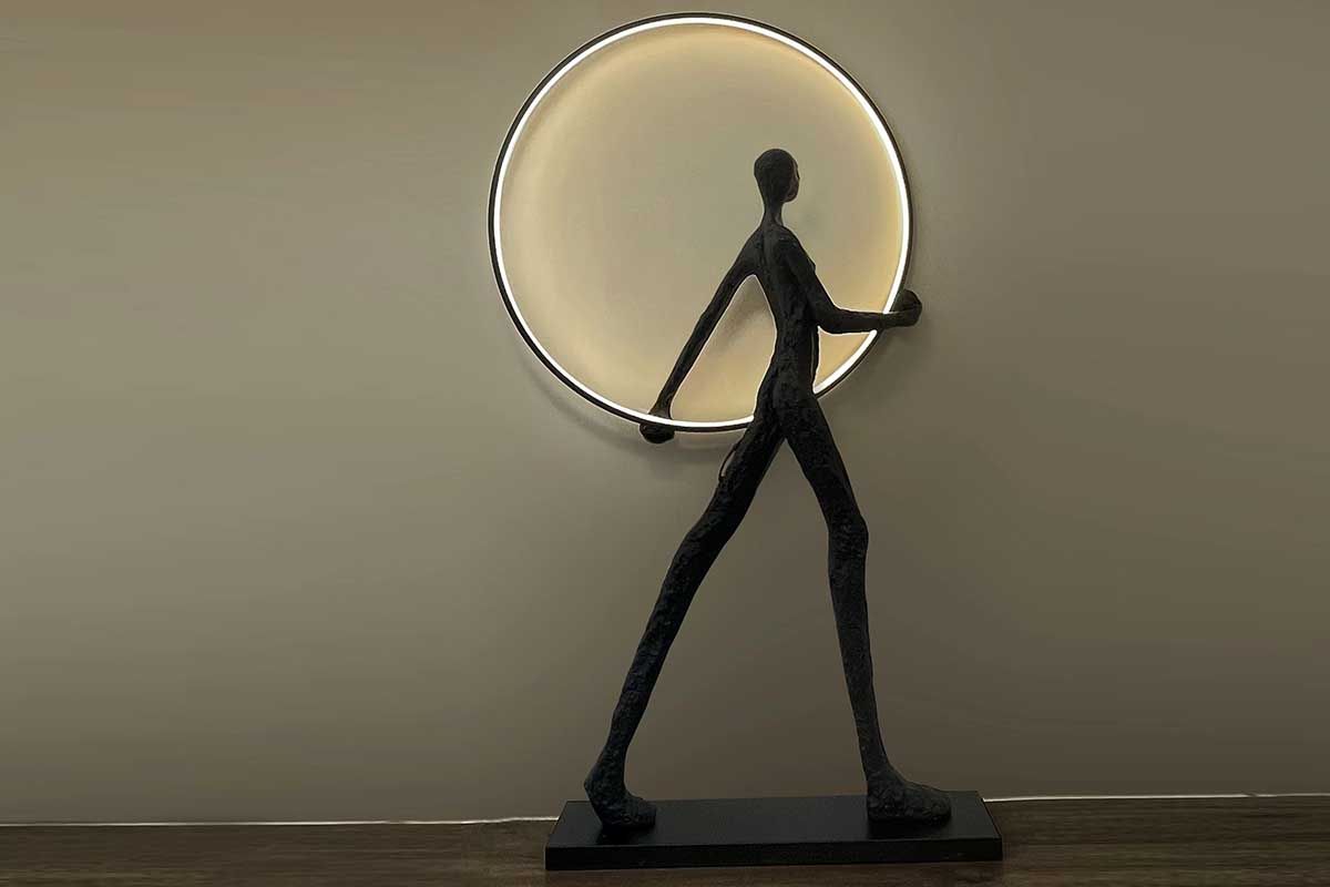 Lampadaire led sculpture femme cercle 180cm